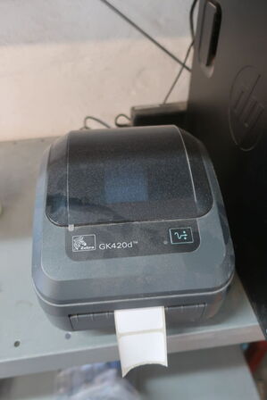 Reol med labelprinter ZEBRA GK 420d, computer HP, printer BROTHER m.m.