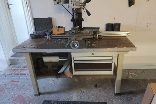 Arbejdsbord med div. Værktøj (bore- og fræsemaskine medfølger ikke)