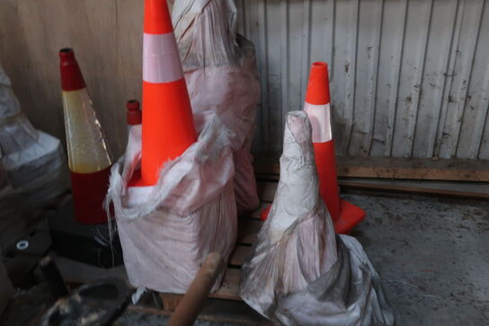 4 stk. paller med afspærringskegler