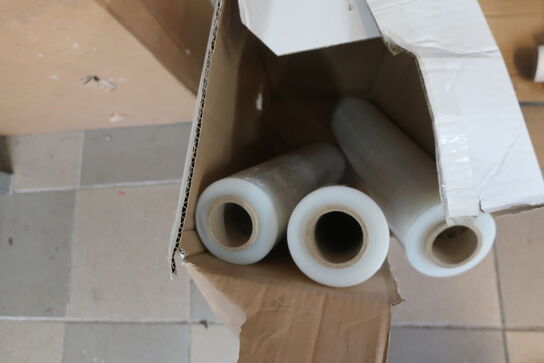 Arbejdsbord med indhold bl.a. plastikfolie