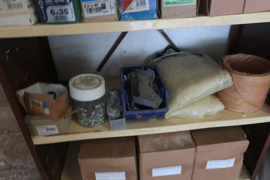 Reol med div. Skruer, pudsemaskine SKILL m.m.