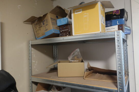 Reol med div. Værktøj, engangshandsker m.m.