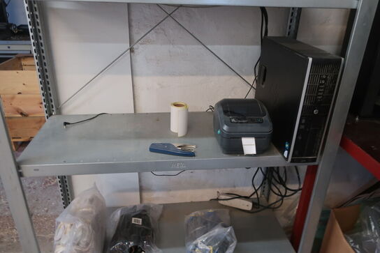 Reol med labelprinter ZEBRA GK 420d, computer HP, printer BROTHER m.m.
