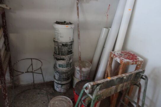 Reol, skraldespandstativ, div. Bukke, varelager m.m.