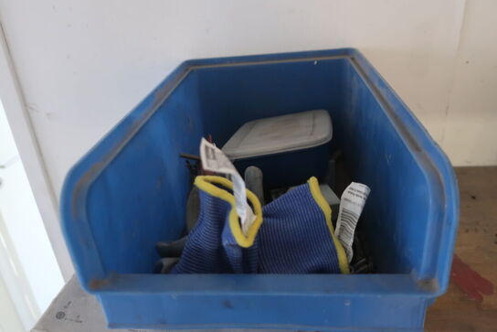 Arbejdsbord med div. Værktøj (bore- og fræsemaskine medfølger ikke)