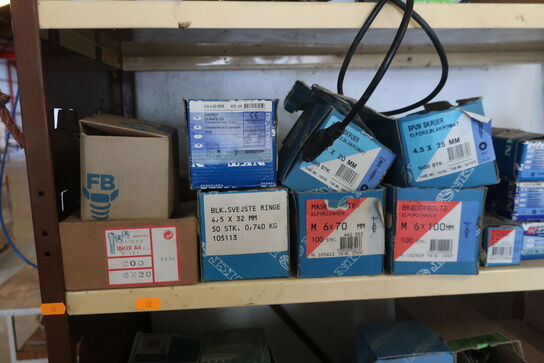 Reol med div. Skruer, pudsemaskine SKILL m.m.