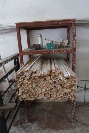 Reol, skraldespandstativ, div. Bukke, varelager m.m.