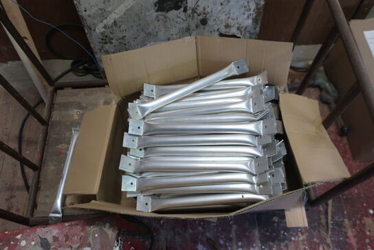 Varmeblæser DANIA samt opbevaringsvogn med div. Varelager m.m.