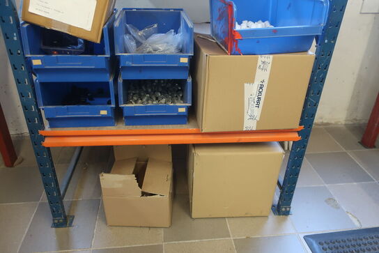 Reol med div. Bolte m.m.