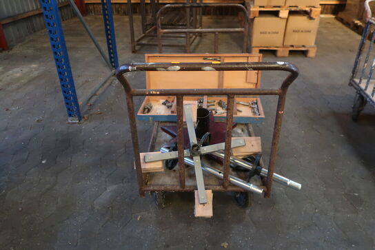 Opbevaringsvogn med indhold