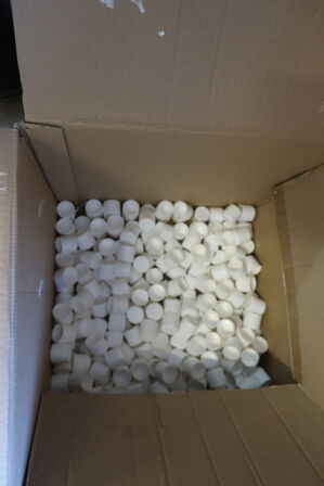 Reol med div. Bolte m.m.