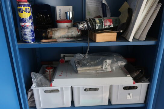 Stålskab med div. Håndværktøj, varelager m.m.