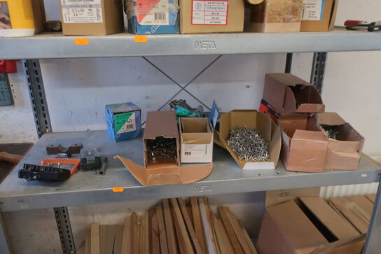 Reol med div. Skruer m.m.