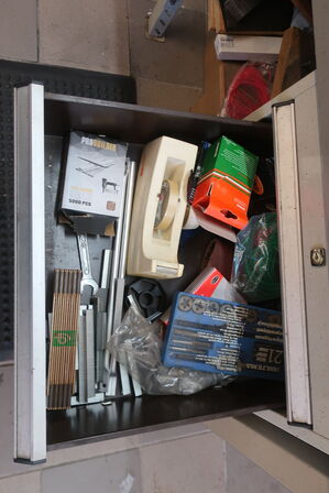 Arbejdsbord med skruestik samt div. Værktøj