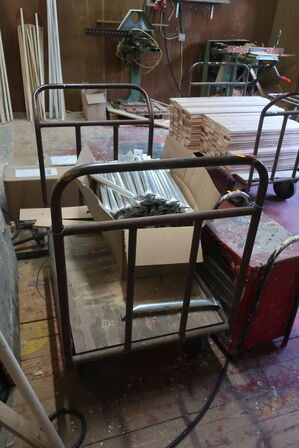 Varmeblæser DANIA samt opbevaringsvogn med div. Varelager m.m.