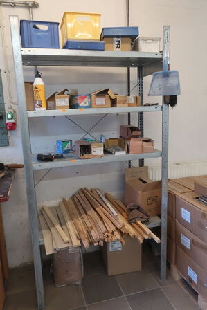 Reol med div. Skruer m.m.