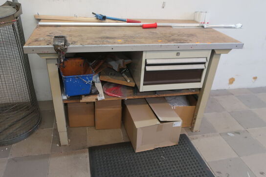 Arbejdsbord med skruestik samt div. Værktøj