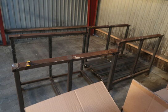 2 stk. pallestativer med indhold