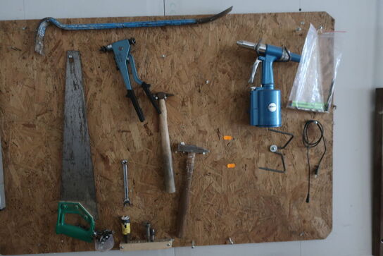 Arbejdsbord med indhold, div. Værktøj m.m.