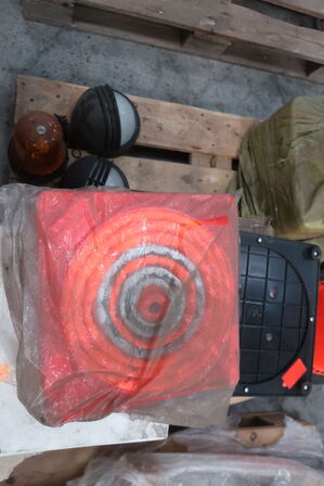 Palle med afspærringskegler m.m.