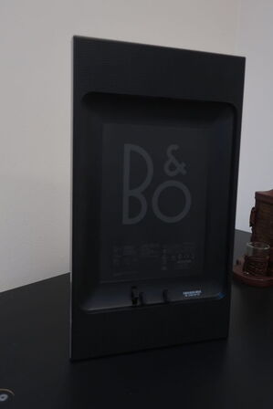 El. hæve/sænke skrivebord, computerskærm SAMSUNG, computer LENOVO samt skab