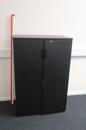 El. hæve/sænke skrivebord, computerskærm SAMSUNG samt skab