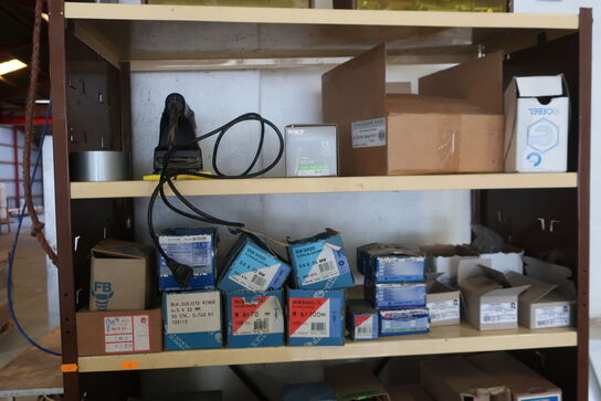 Reol med div. Skruer, pudsemaskine SKILL m.m.