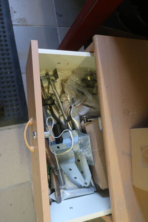 Arbejdsbord med værktøjstavle, div. Værktøj samt akku håndværktøj METABO