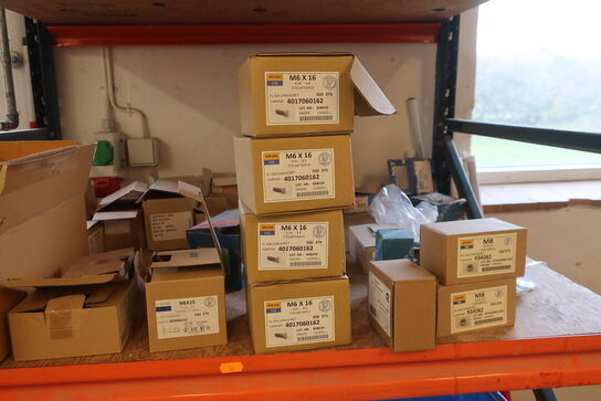 Reol med div. Bolte m.m.