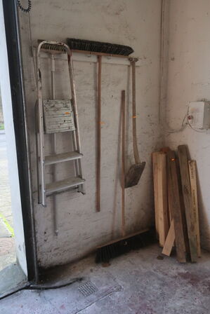Trappestige samt div. Haveredskaber