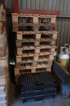 31 stk. EURO-paller, div. Pallerammer m.m.