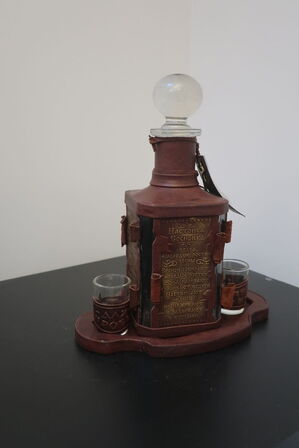 El. hæve/sænke skrivebord, computerskærm SAMSUNG, computer LENOVO samt skab