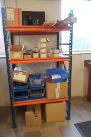 Reol med div. Bolte m.m.