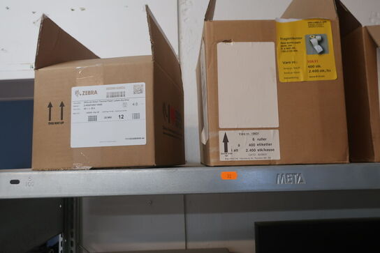 Reol med labelprinter ZEBRA GK 420d, computer HP, printer BROTHER m.m.