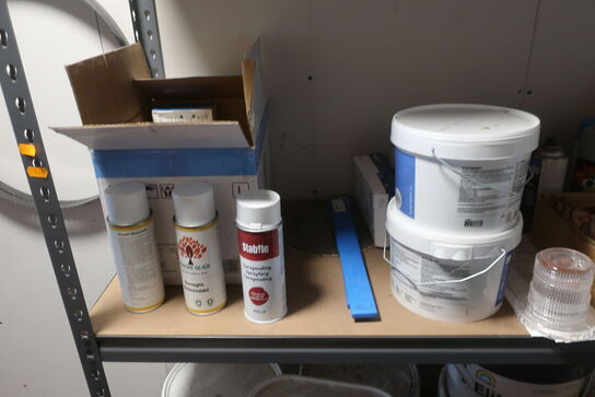 Reol med div. Maling BECKERS m.m.