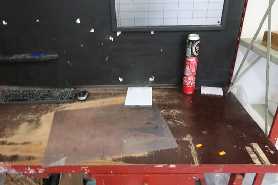 Arbejdsbord med indhold bl.a. plastikfolie