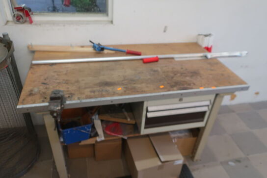Arbejdsbord med skruestik samt div. Værktøj