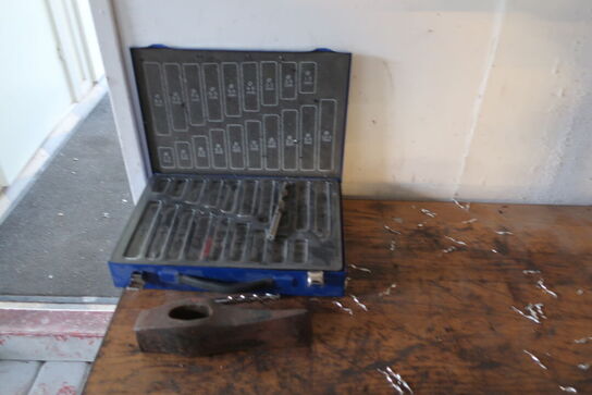 Arbejdsbord med div. Værktøj (bore- og fræsemaskine medfølger ikke)