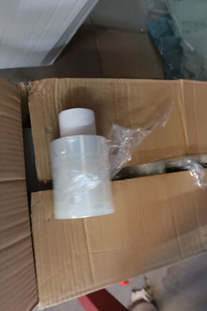 Arbejdsbord med indhold bl.a. plastikfolie