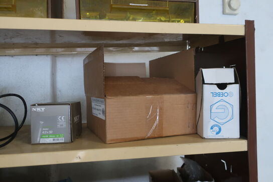 Reol med div. Skruer, pudsemaskine SKILL m.m.