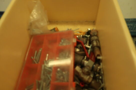 Reol med div. Skruer m.m.