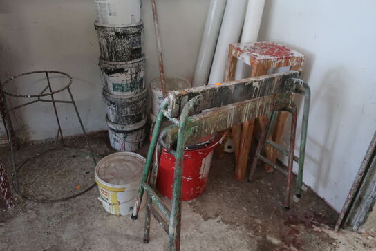 Reol, skraldespandstativ, div. Bukke, varelager m.m.