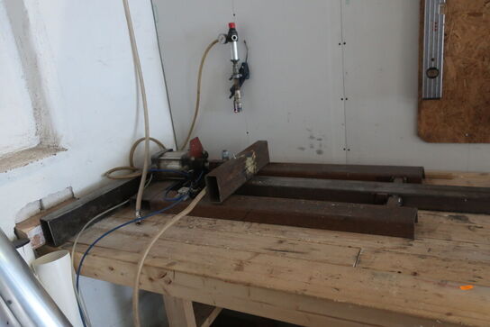 Arbejdsbord med indhold, div. Værktøj m.m.