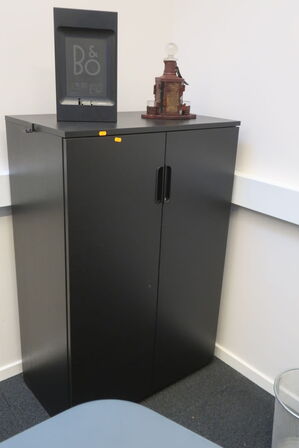 El. hæve/sænke skrivebord, computerskærm SAMSUNG, computer LENOVO samt skab