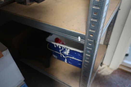 Reol med div. Værktøj, engangshandsker m.m.