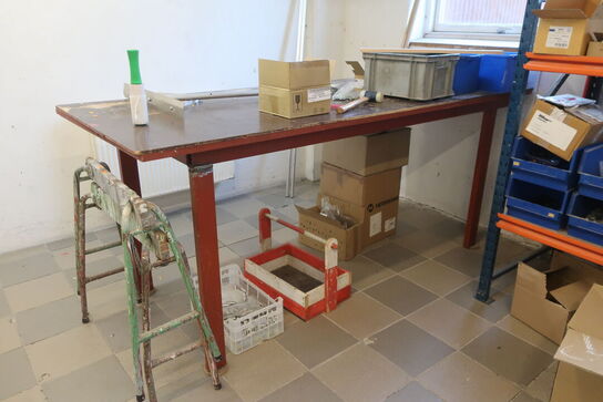 Arbejdsbord samt bukke