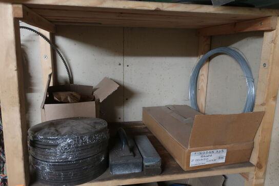 Reol med metalafkorter m.m.