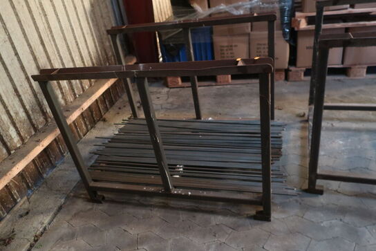 2 stk. pallestativer med indhold