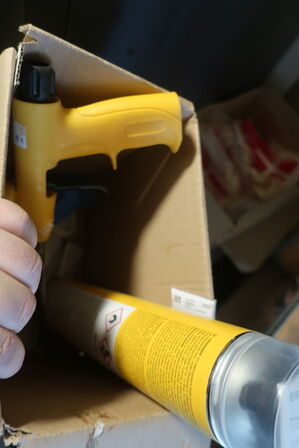 Reol med div. Værktøj, engangshandsker m.m.