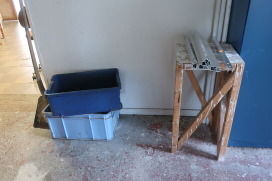 Stålskab med div. Håndværktøj, varelager m.m.